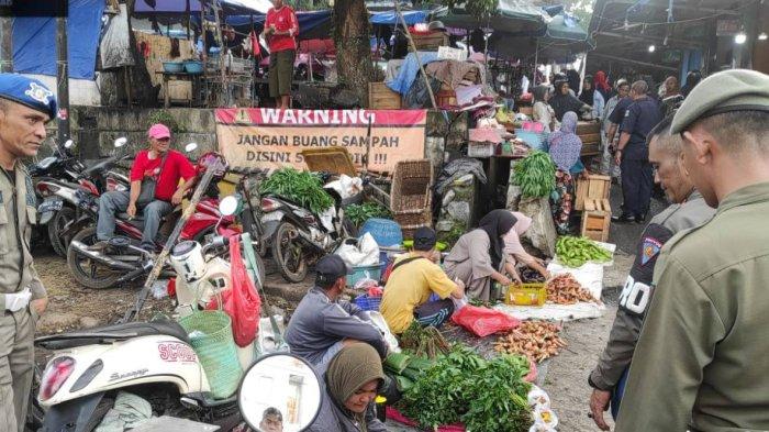 20231206 pedagang yang memakan badan jalan (1)