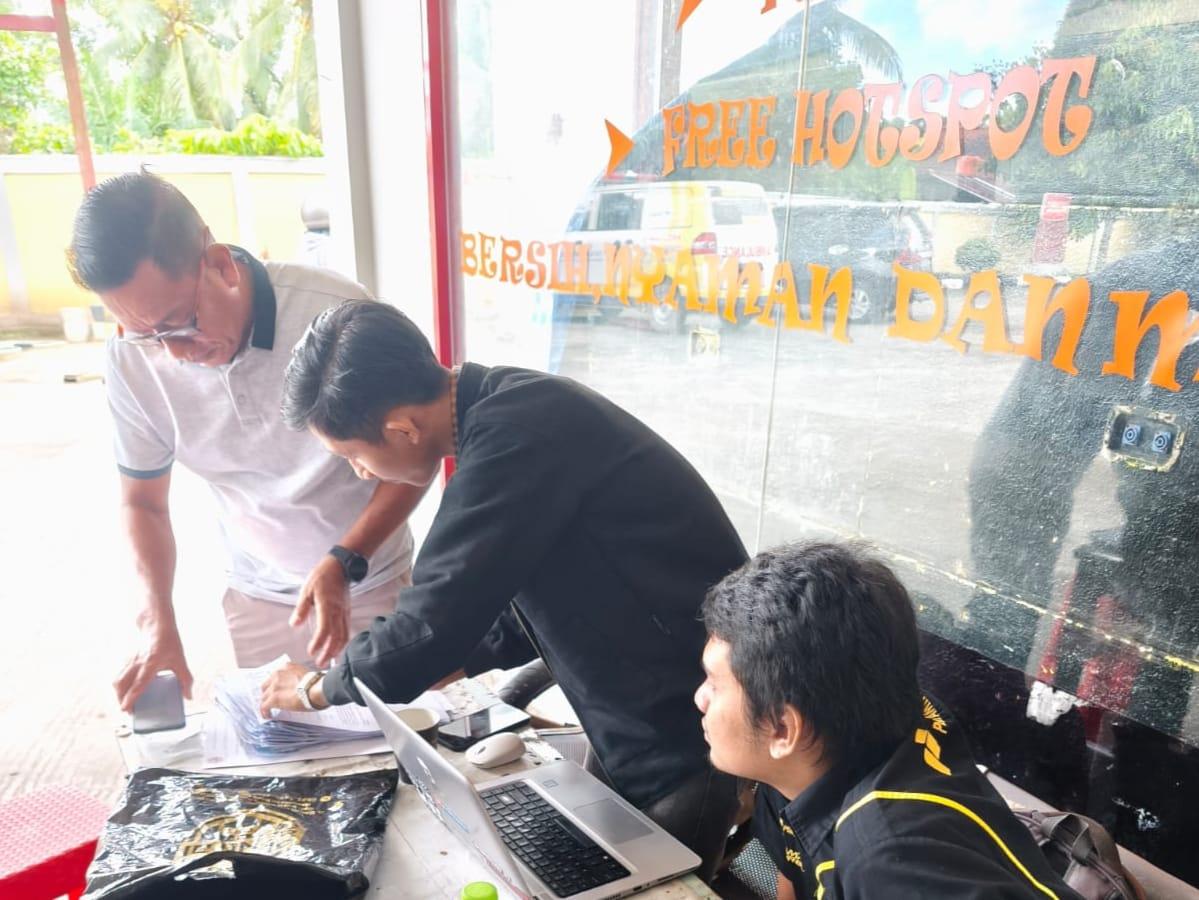 Dibantu spbu aspol akhirnya supir truk pengangkut barang di pelabuhan sungai selan bernapas lega